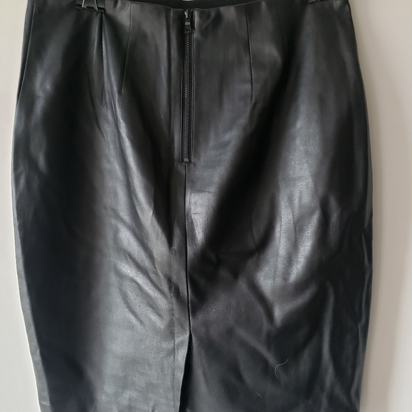 Ann Taylor faux leather pencil skirt in size 4P. - Picture 4 of 6